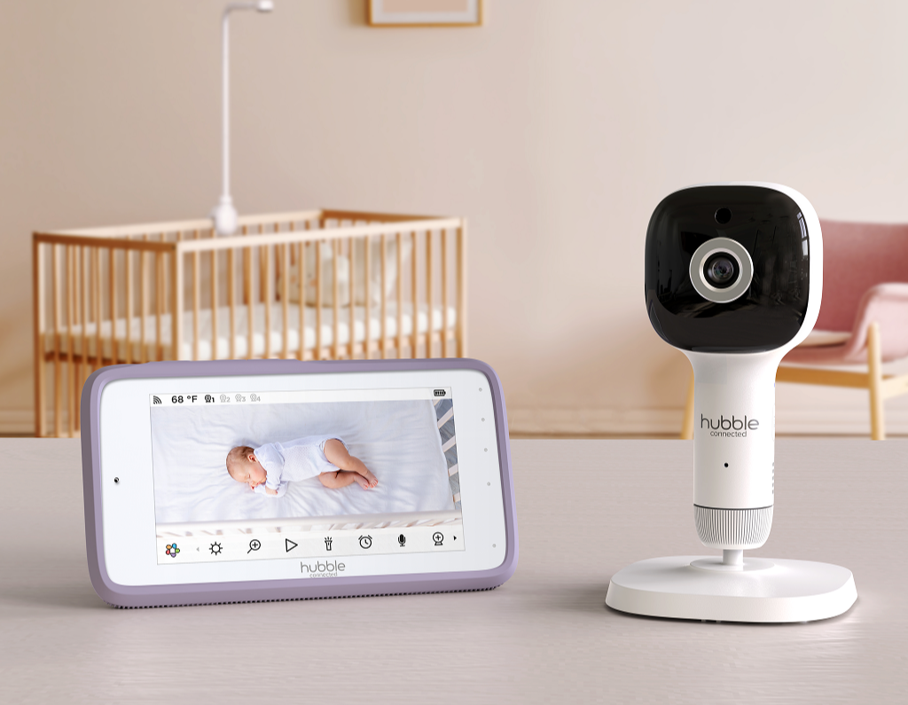 Babá eletrônica Hubble SkyVision AI Pro no quarto do bebê
